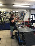 De fietsenmaker met het nieuwe wiel