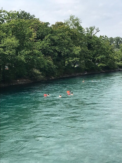 Hele gezinnen plonzen de rivier in.