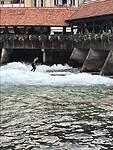 Surfer tegen de stroom in