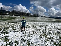 Met blote benen in de sneeuw