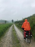 Onderweg in de regen over een kleverige weg