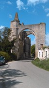 Poort tussen kerk en klooster