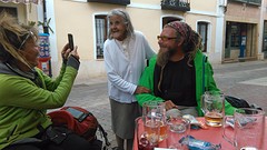 Elise en Martin vermaken zich met tandenloos oudje