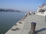 De schoenen naast de Donau