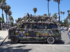 Versierde wagen van overjarige hippie