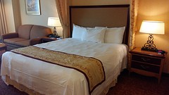 Ons heerlijke bed met de gordijntjes