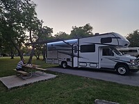 De camper op de camperplaats