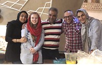Samen met hotelpersoneel op de foto.
