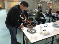 Kind leert auto bouwen in museum