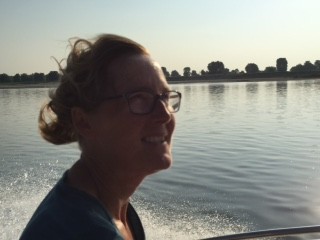 Met de boot de Po over om 8 uur s ochtends