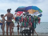 Mobiele bikiniwinkel op 't strand