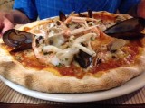 Serieuze frutti di mare pizza.