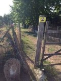 Toegangspoort bij hazelnootplantage (hier komt dus de nutella vandaan!)
