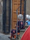 Op straat kletst men gescheiden. Dames op de trap.