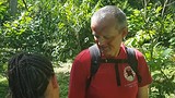 Peter wordt beschilderd door onze gids Claire