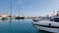 We liggen tussen de mega showboten in Antibes