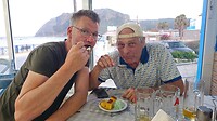 John en Jp aan een toetje