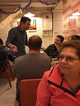 Mr. Wong staat links op de achtergrond. Hij praat veel en lacht keihard om zijn eigen grappen.