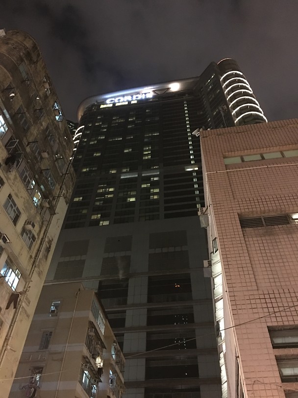 Ons hotel gezien vanaf de markt
