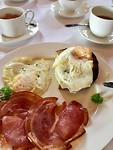 Heerlijk ontbijten met bacon and eggs!😋