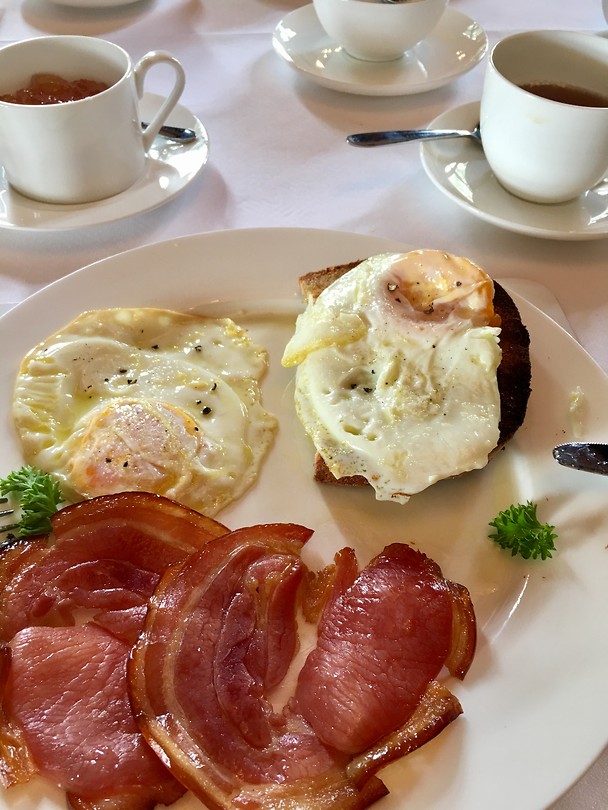 Heerlijk ontbijten met bacon and eggs!😋