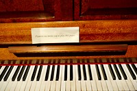je mag gewoon spelen op de piano in het kasteel!
