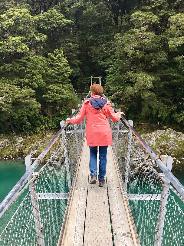 De slingerbrug naar de Blue Pools