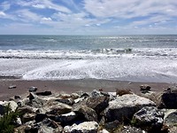 De zee komt tot vlak aan de weg