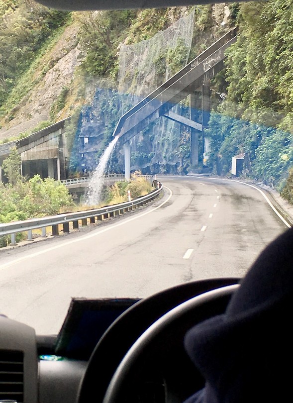 De waterval wordt over de weg heen geloodst