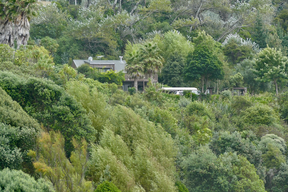 Ons huisje vanaf de baai gezien