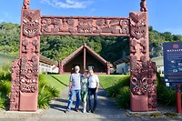Voor het Mataatua huis