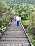 Lenneke en Gerda op de brug