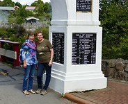 dames bij de toegangspoort