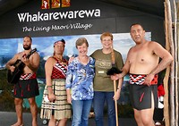 Gerda en Lenneke op de foto met de Maori