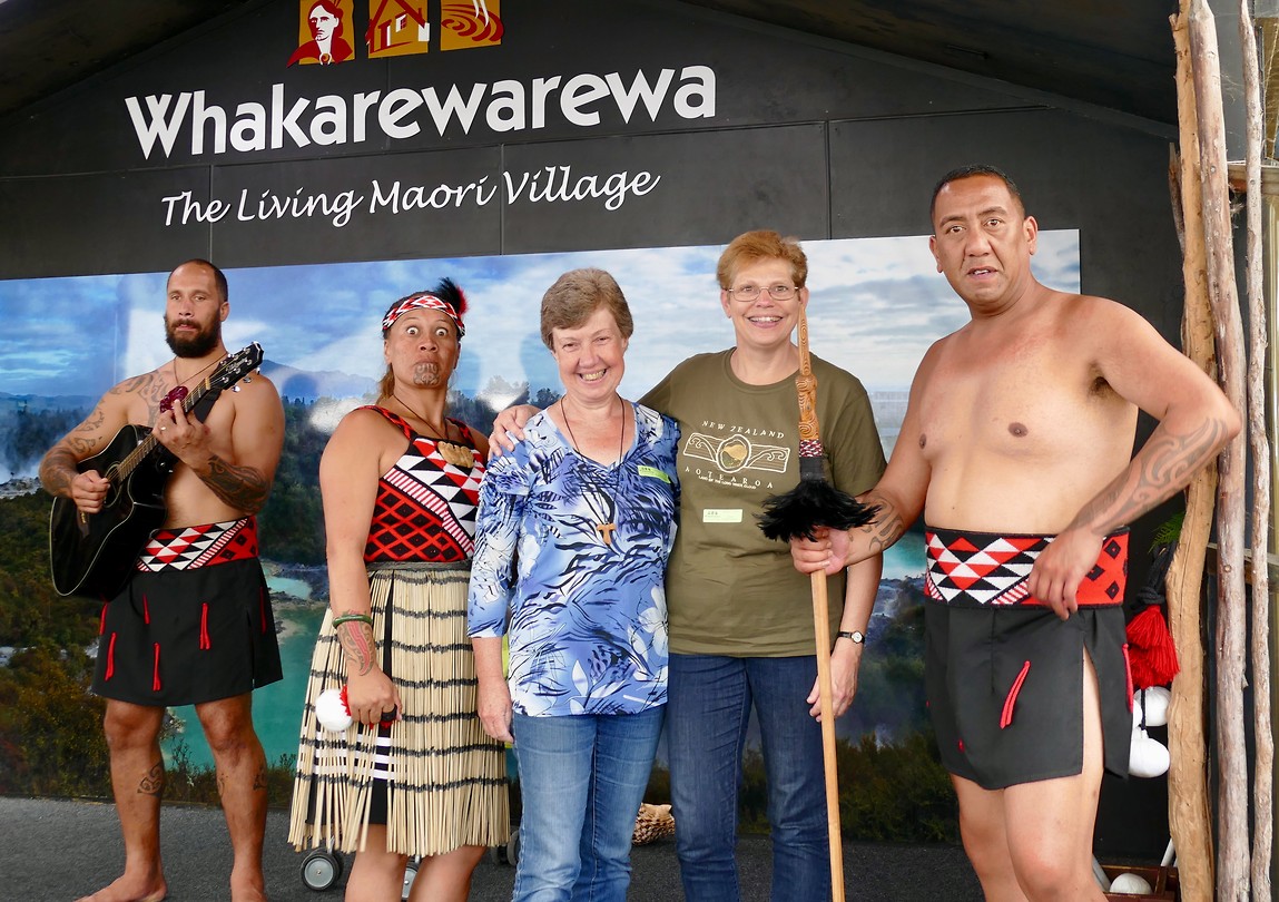 Gerda en Lenneke op de foto met de Maori