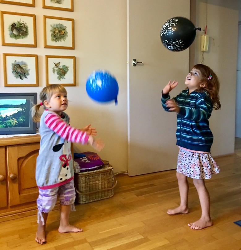 spelen met de ballonnen