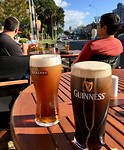 Biertje drinken in de Ierse pub in Devonport