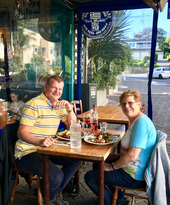 Lekker buiten eten bij de Griek in Devonport