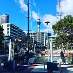 Zicht op de Sky Tower vanaf Viaduct Harbour
