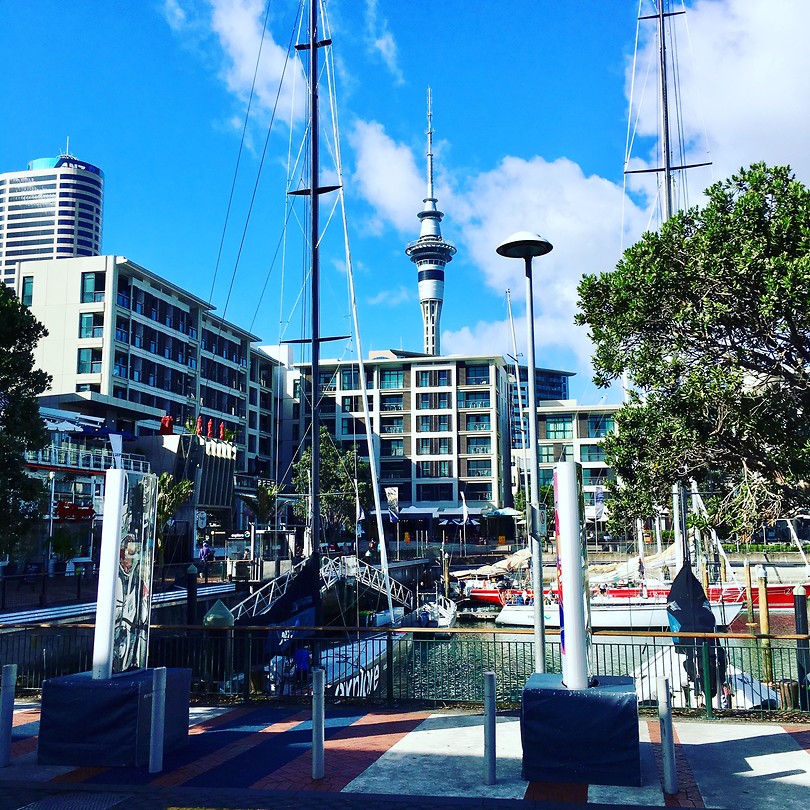 Zicht op de Sky Tower vanaf Viaduct Harbour