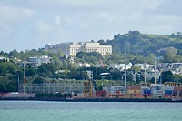 De haven met op de achtergrond Auckland Museum