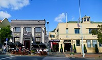 Bij de Ierse pub links hebben we een biertje gedronken in Devonport