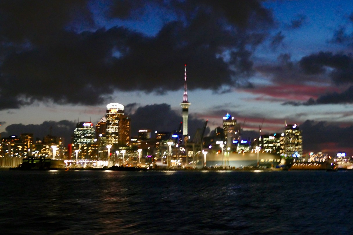 Skyline van Auckland by night