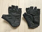 234. Twee linkerhandschoenen