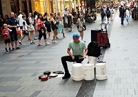 Straatmuzikant met geïmproviseerd drumstel
