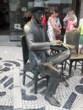 Dichter Fernando Pessoa voor het cafe