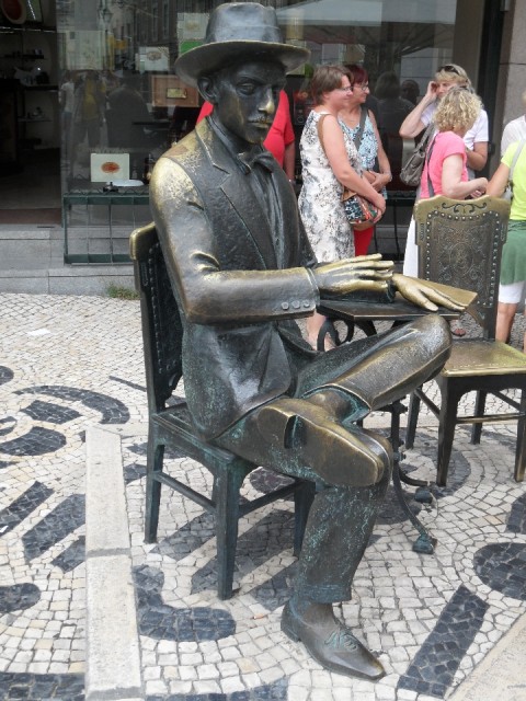 Dichter Fernando Pessoa voor het cafe
