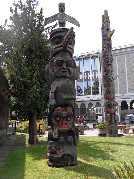 Totempalen achter museum