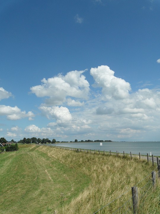 ... witte wolken, blauw decor, groen landschap ...