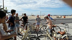 Clubje fietsers op boulevard Copacabana